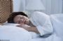 60岁后，每天睡多久好？老年人要提高睡眠质量，或有2个办法
